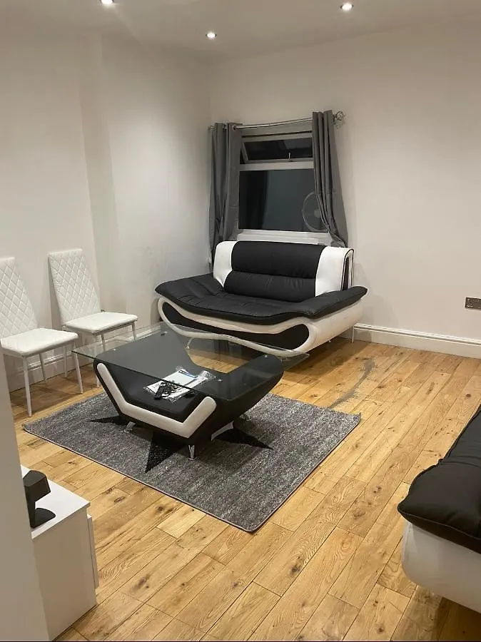 Tee\'S Apartments contacts
